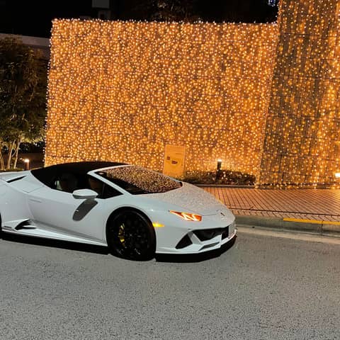 V10ランボルギーニ史上最速のオープンモデルと撮影できる!