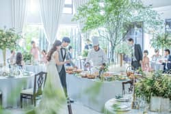 NEEDS姫路 by T&G WEDDING(旧 アーヴェリール迎賓館 姫路) 窓の一斉オープンで会場全体が一気に自然の光で包まれる演出が自慢です