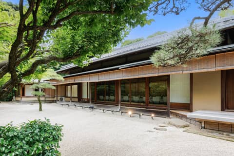 縁結びの神様に見守られ、都会の杜に雄大に佇む緑豊かな「赤坂氷川神社」