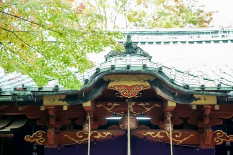 縁結びの神様に見守られ、都会の杜に雄大に佇む緑豊かな「赤坂氷川神社」