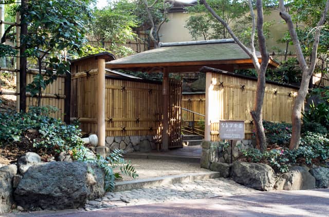 縁結びの神様に見守られ、都会の杜に雄大に佇む緑豊かな「赤坂氷川神社」