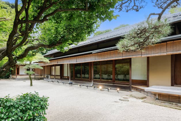 縁結びの神様に見守られ、都会の杜に雄大に佇む緑豊かな「赤坂氷川神社」