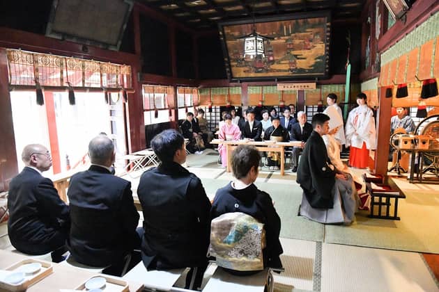 縁結びの神様に見守られ、都会の杜に雄大に佇む緑豊かな「赤坂氷川神社」